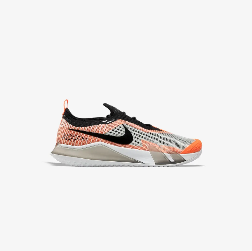 کفش تنیس اورجینال برند Nike مدل React Vapor NXT رنگ طوسی و نارنجی با جزئیات مشکی از نمای بغل