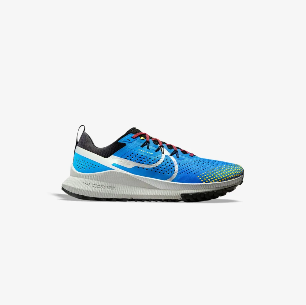 کفش دویدن طبیعت اورجینال برند نایک Nike مدل Pegasus Trail 4 رنگ آبی و سفید با جزئیات مشکی از نمای بغل