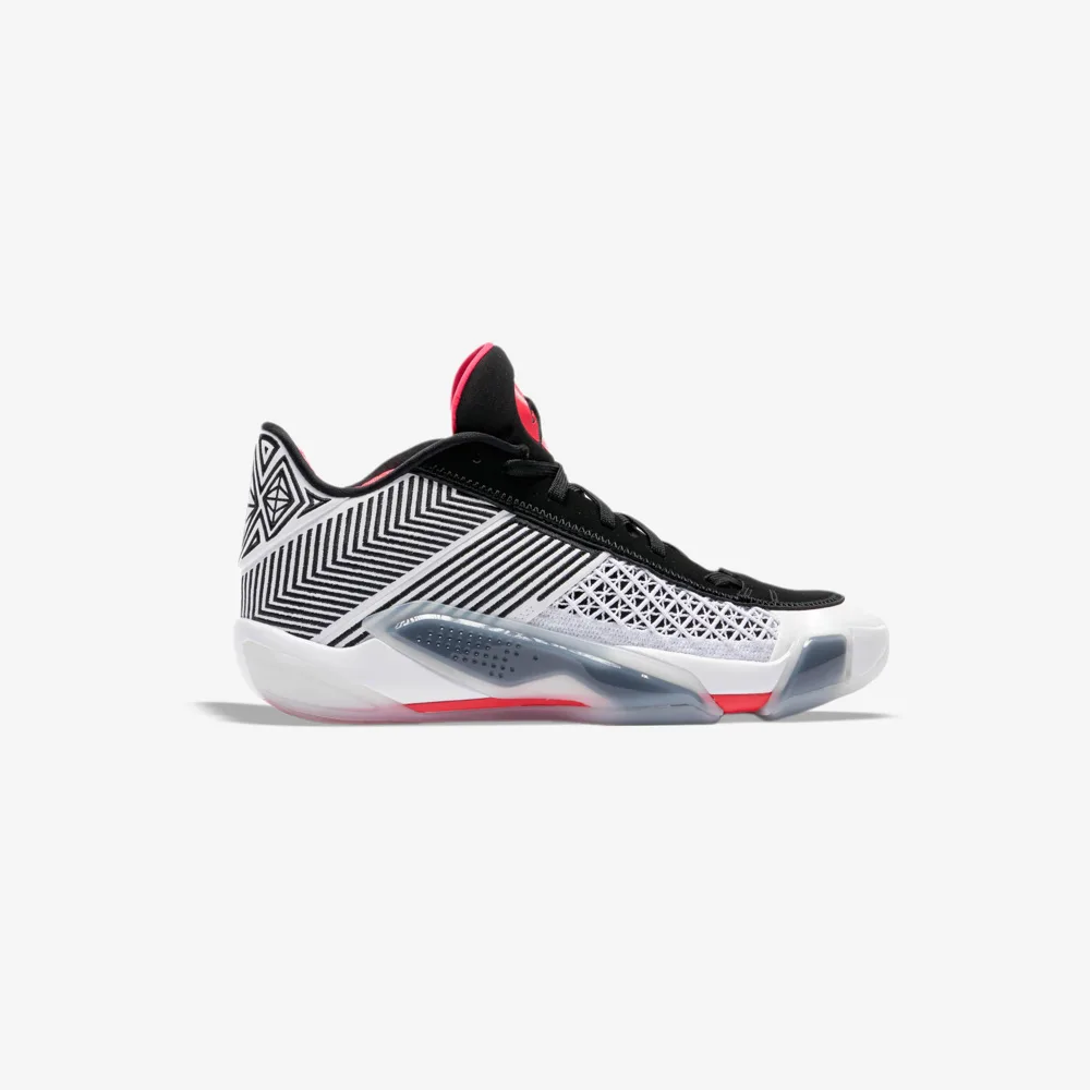 کفش بسکتبال اورجینال برند Nike مدل Jordan 38 Low رنگ سفید و مشکی با جزئیات قرمز از نمای بغل