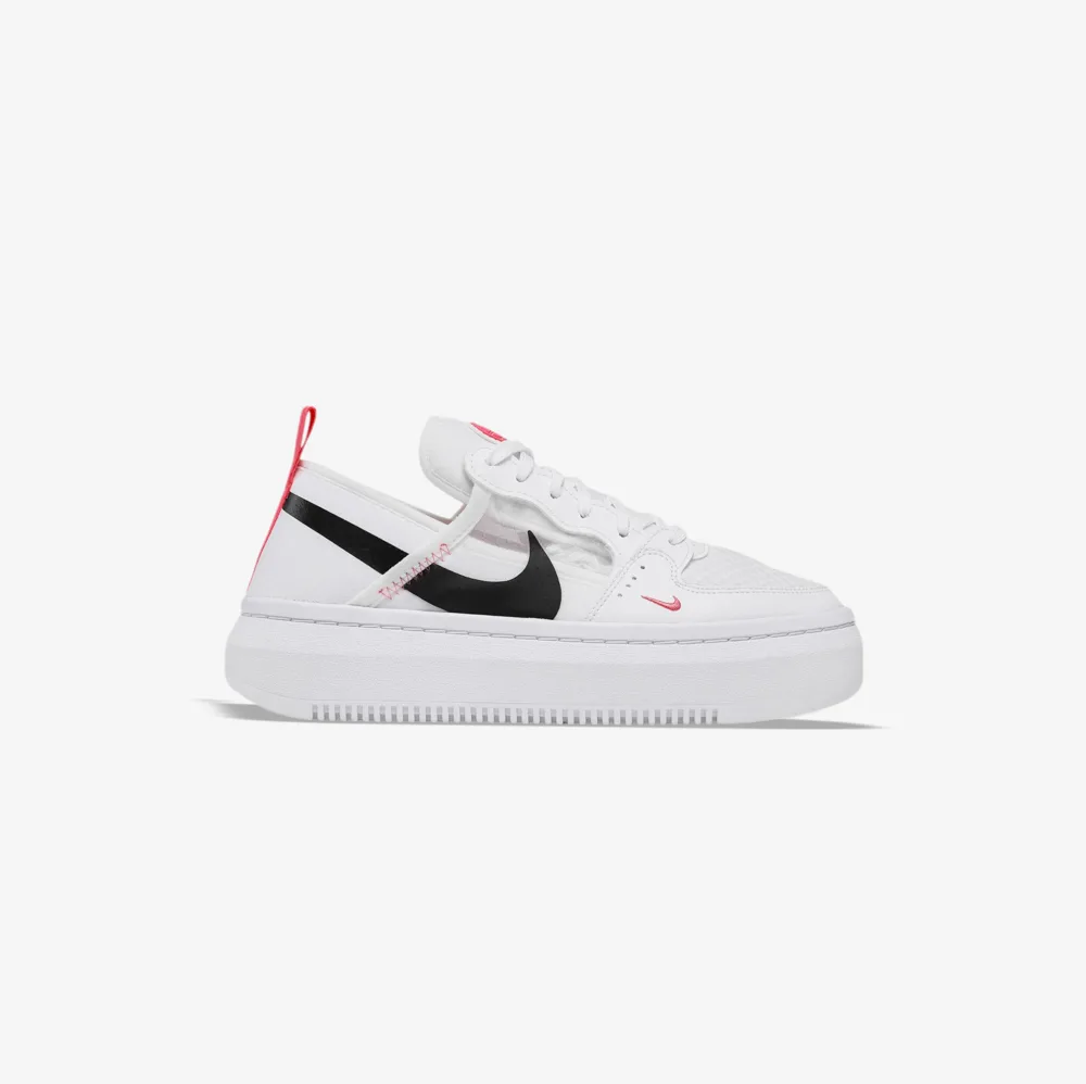 کتونی اورجینال برند نایکی Nike مدل Court Vision Alta TXT رنگ سفید با جزئیات مشکی و قرمز از نمای بغل