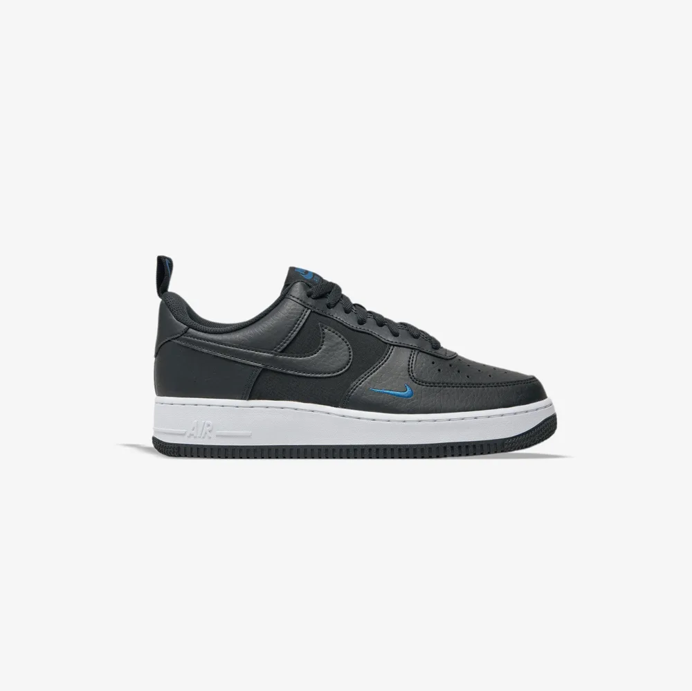 کتونی اورجینال برند نایکی Nike مدل Air Force 1 Low رنگ سفید و مشکی با جزئیات آبی از نمای بغل