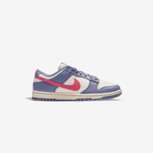 کتونی اورجینال برند Nike مدل Dunk Low رنگ بنفش روشن و سفید با جزئیات صورتی از نمای بغل