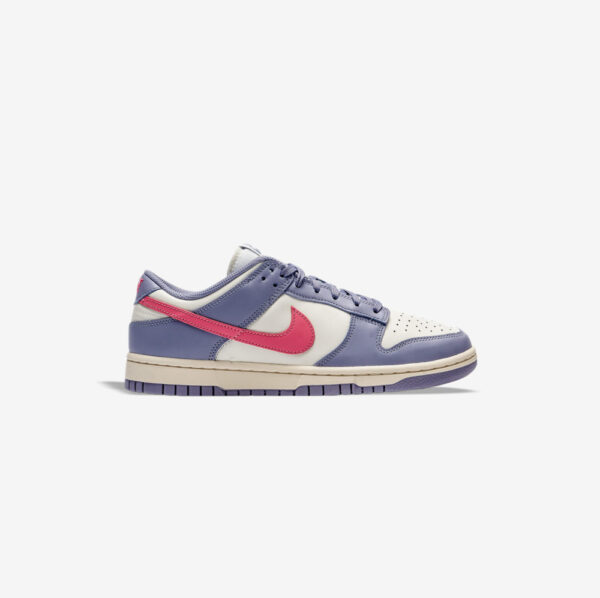 کتونی اورجینال برند Nike مدل Dunk Low رنگ بنفش روشن و سفید با جزئیات صورتی از نمای بغل