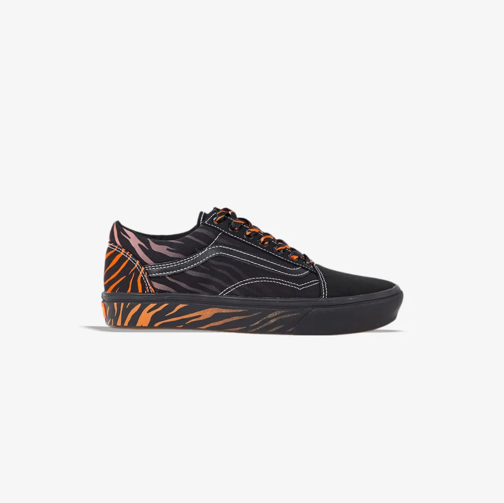 کتونی اورجینال برند Vans مدل Old Skool رنگ مشکی و نارنجی از نمای بغل
