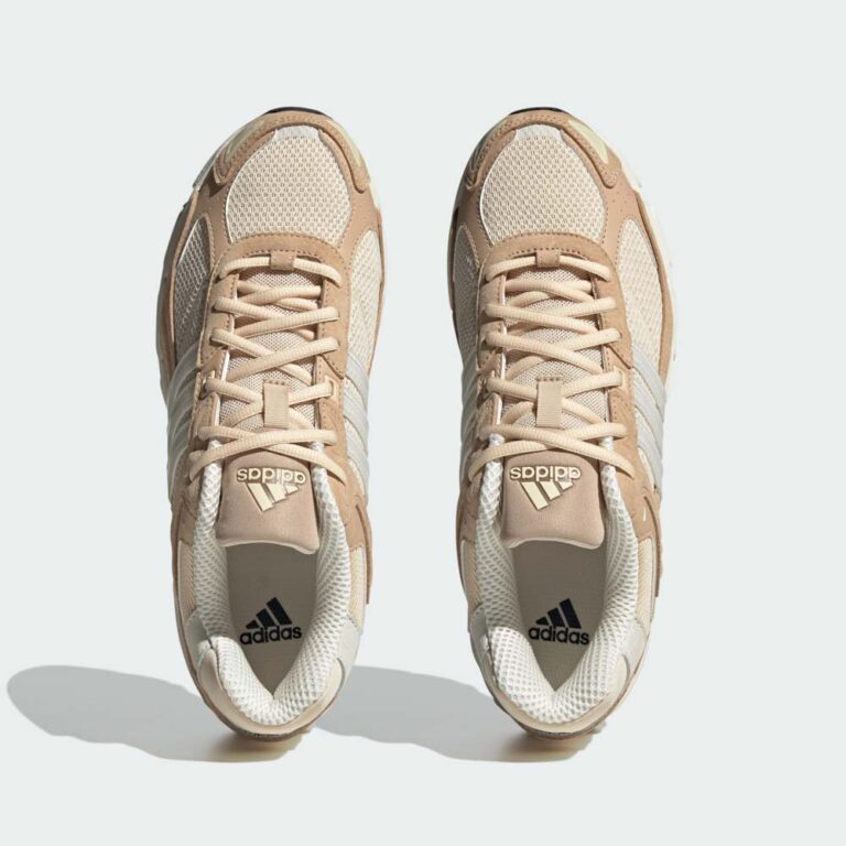 کتونی اورجینال برند Adidas مدل Response CL رنگ کرم با جزئیات سفید از نمای تمام قد
