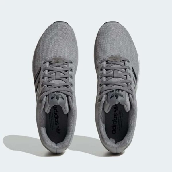 کتونی اورجینال برند Adidas مدل Flux رنگ خاکستری با جزئیات مشکی نمای تمام قد