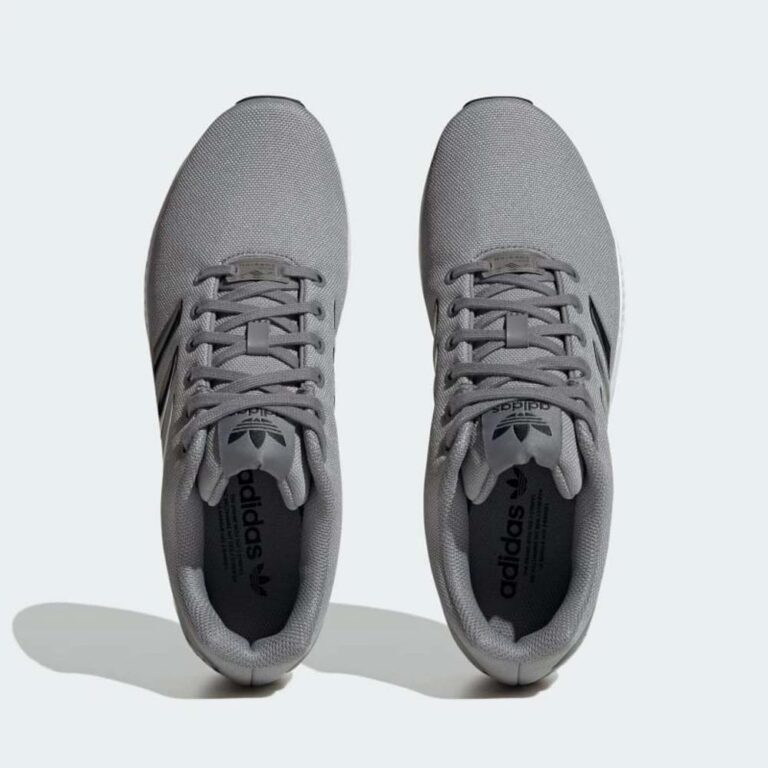 کتونی اورجینال برند Adidas مدل Flux رنگ خاکستری با جزئیات مشکی نمای تمام قد