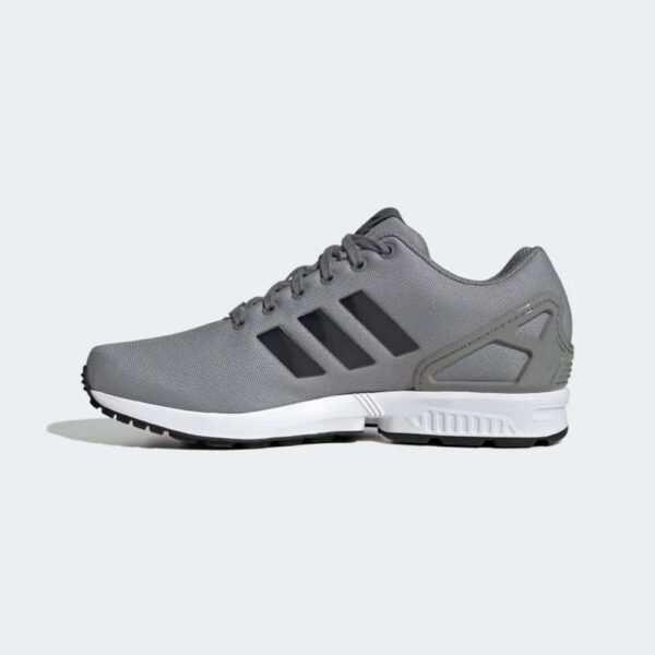 کتونی اورجینال برند Adidas مدل Flux رنگ خاکستری با جزئیات مشکی نمای داخلی بغل
