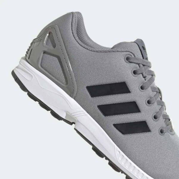 کتونی اورجینال برند Adidas مدل Flux رنگ خاکستری با جزئیات مشکی نمای بغلی دهانه