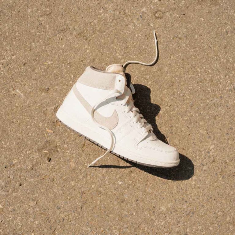 کتونی اورجینال برند Nike مدل Jordan Air Ship SP رنگ سفید و طوسی نمای بغل