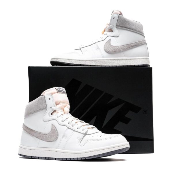 کتونی اورجینال برند Nike مدل Jordan Air Ship SP رنگ سفید و طوسی نمای بغل با جعبه
