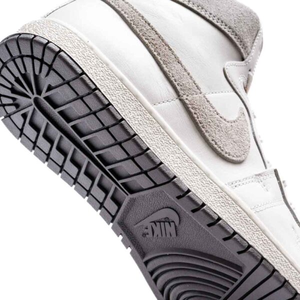 کتونی اورجینال برند Nike مدل Jordan Air Ship SP رنگ سفید و طوسی نمای جهت دار زیره