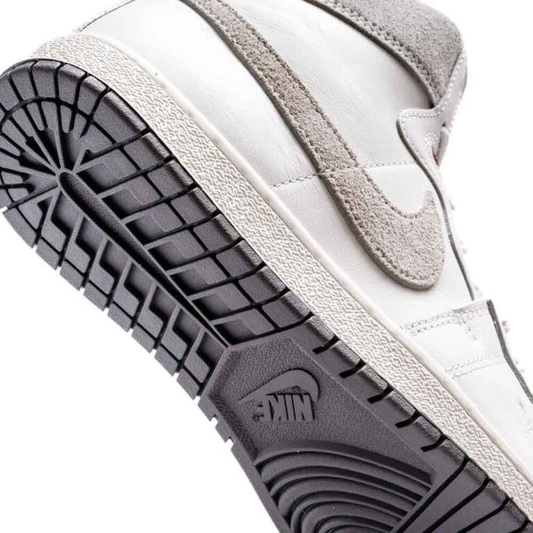 کتونی اورجینال برند Nike مدل Jordan Air Ship SP رنگ سفید و طوسی نمای جهت دار زیره