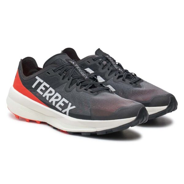 کفش دویدن طبیعت اورجینال برند Adidas مدل Terrex Agravic رنگ قرمز و مشکی نمای جهت دار جلویی