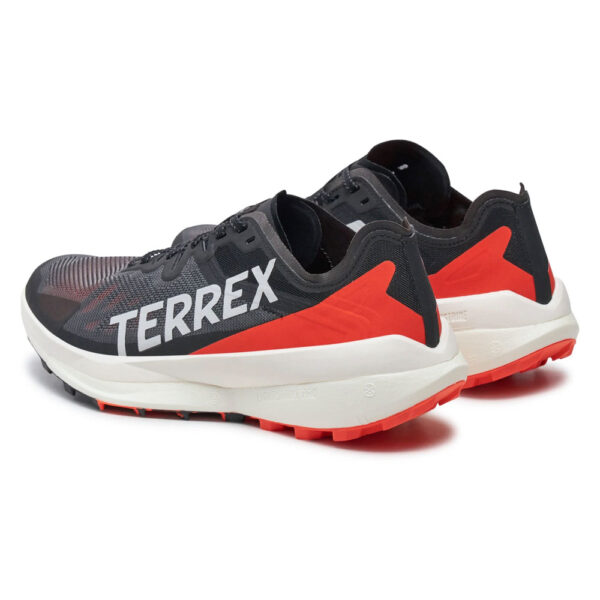 کفش دویدن طبیعت اورجینال برند Adidas مدل Terrex Agravic رنگ قرمز و مشکی نمای پشتی جهت دار