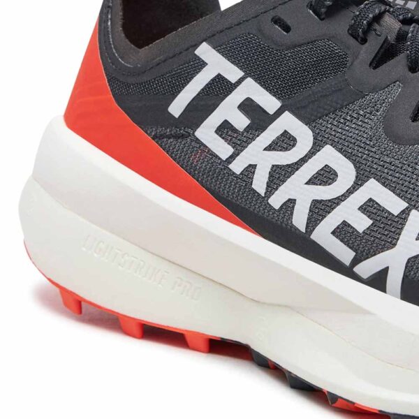 کفش دویدن طبیعت اورجینال برند Adidas مدل Terrex Agravic رنگ قرمز و مشکی نمای انتهای بغل