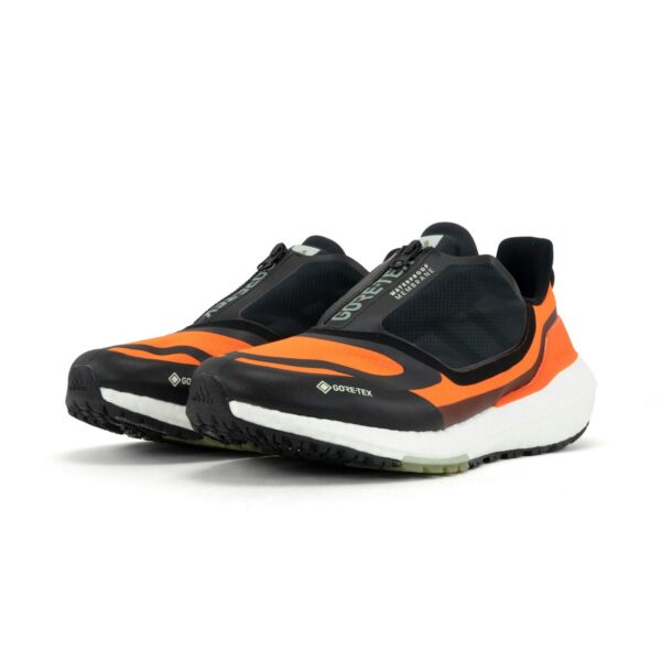 کفش دویدن طبیعت اورجینال برند Adidas مدل Ultraboost 22 Gore-Tex رنگ مشکی و نارنجی نمای جهت دار جلو