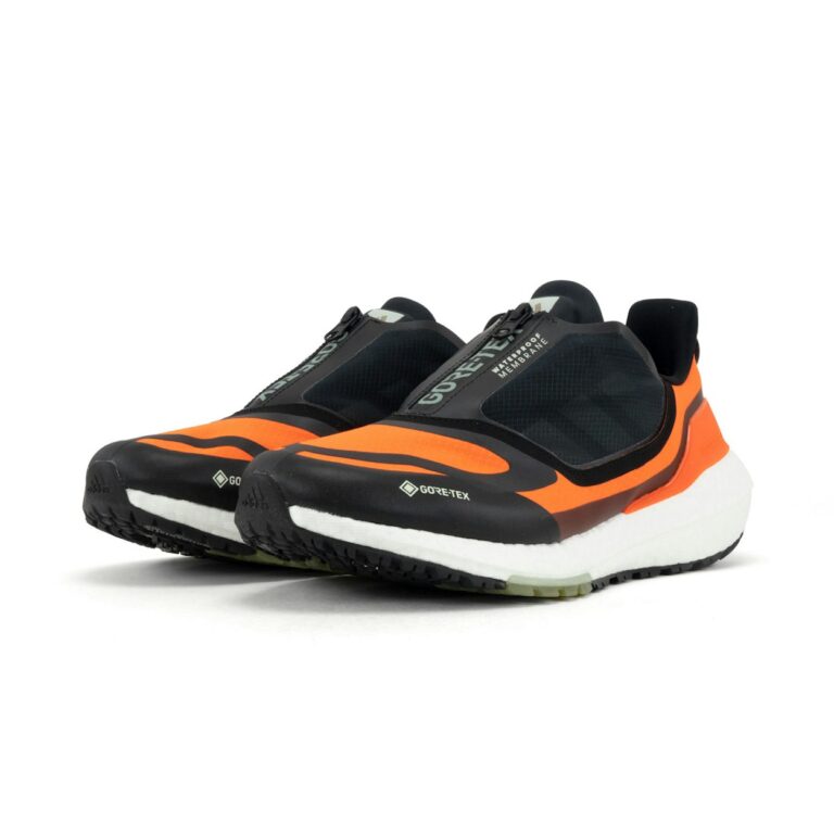 کفش دویدن طبیعت اورجینال برند Adidas مدل Ultraboost 22 Gore-Tex رنگ مشکی و نارنجی نمای جهت دار جلو