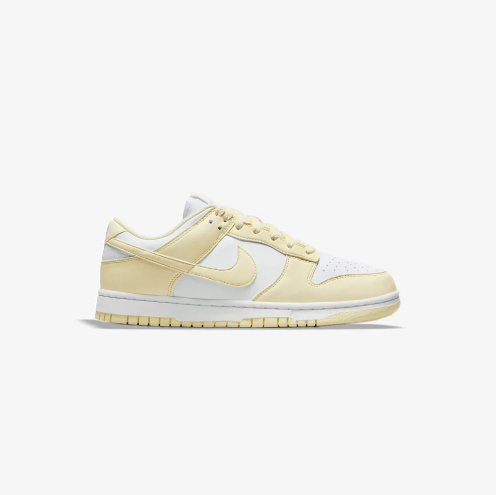 کتونی اورجینال برند Nike مدل Dunk Low رنگ سفید و کرم نمای بغل