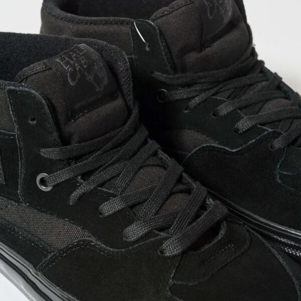 کتونی اورجینال برند Vans مدل Half Cab Skate رنگ مشکی از نمای نزدیک رویه