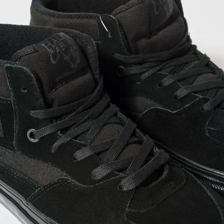 کتونی اورجینال برند Vans مدل Half Cab Skate رنگ مشکی از نمای نزدیک رویه