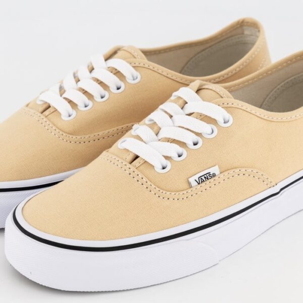 کتونی اورجینال برند Vans مدل Old Skool رنگ کرم و سفید از نمای نزدیک رویه