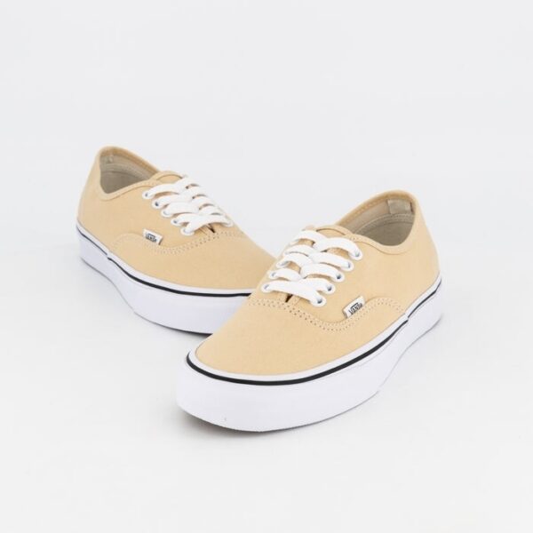 کتونی اورجینال برند Vans مدل Old Skool رنگ کرم و سفید از نمای جهت دار قسمت جلویی