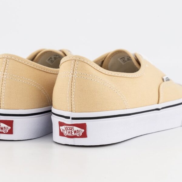کتونی اورجینال برند Vans مدل Old Skool رنگ کرم و سفید از نمای جهت دار پشت کفش