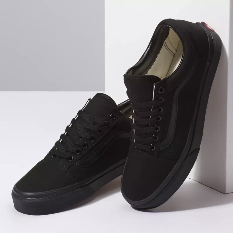 کتونی اورجینال برند ونس Vans مدل Old Skool رنگ مشکی از نمای بغل ایستاده