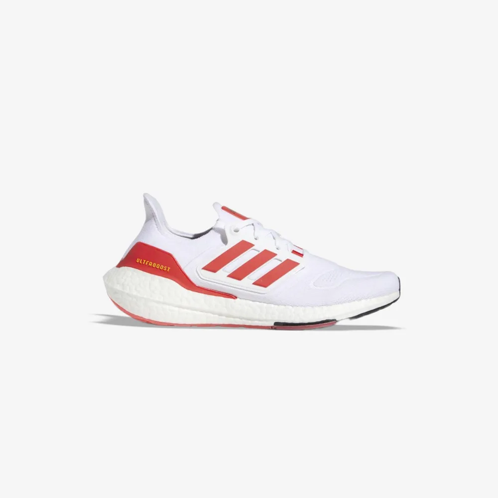 کفش دویدن طبیعت اورجینال برند Adidas مدل Ultraboost 22 رنگ سفید و قرمز نمای بغل