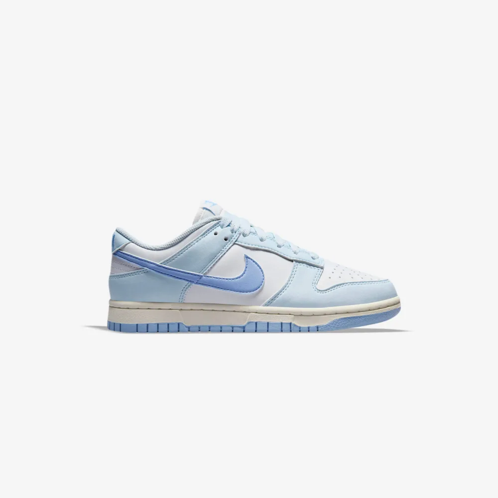 کتونی اورجینال برند Nike مدل Dunk Low رنگ سفید و آبی نمای بغل