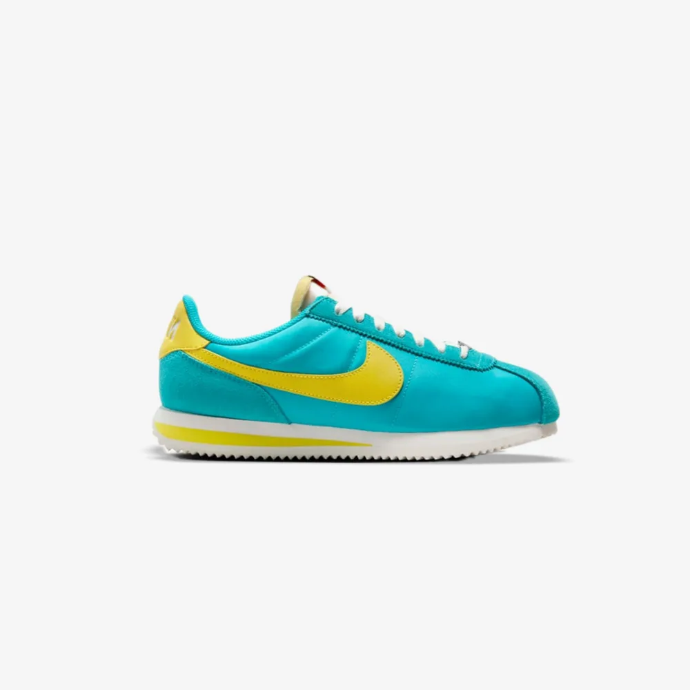 کتونی اورجینال برند Nike مدل Cortez رنگ آبی و زرد نمای بغل