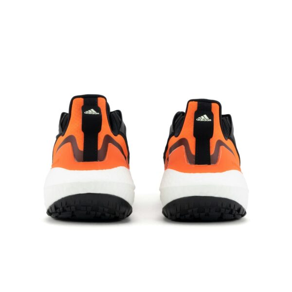 کفش دویدن طبیعت اورجینال برند Adidas مدل Ultraboost 22 Gore-Tex رنگ مشکی و نارنجی نمای پشت