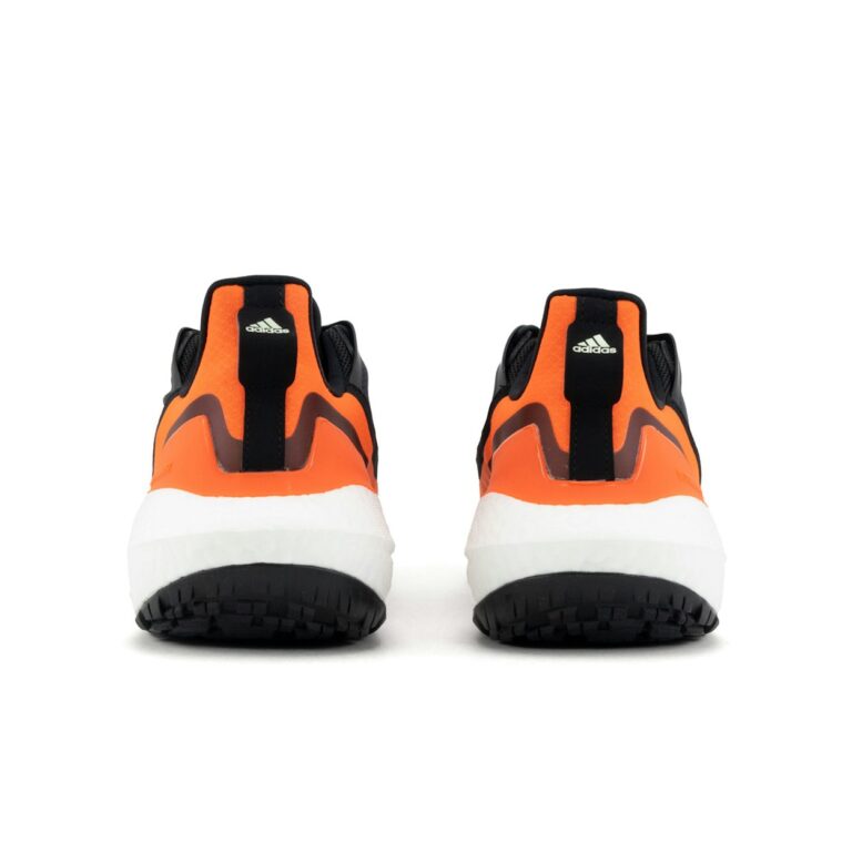 کفش دویدن طبیعت اورجینال برند Adidas مدل Ultraboost 22 Gore-Tex رنگ مشکی و نارنجی نمای پشت