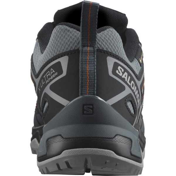 کفش دویدن طبیعت اورجینال برند Salomon مدل X Ultra Pioneer Gore-Tex M رنگ خاکستری و مشکی با جزئیات نارنجی از نمای پشت کفش