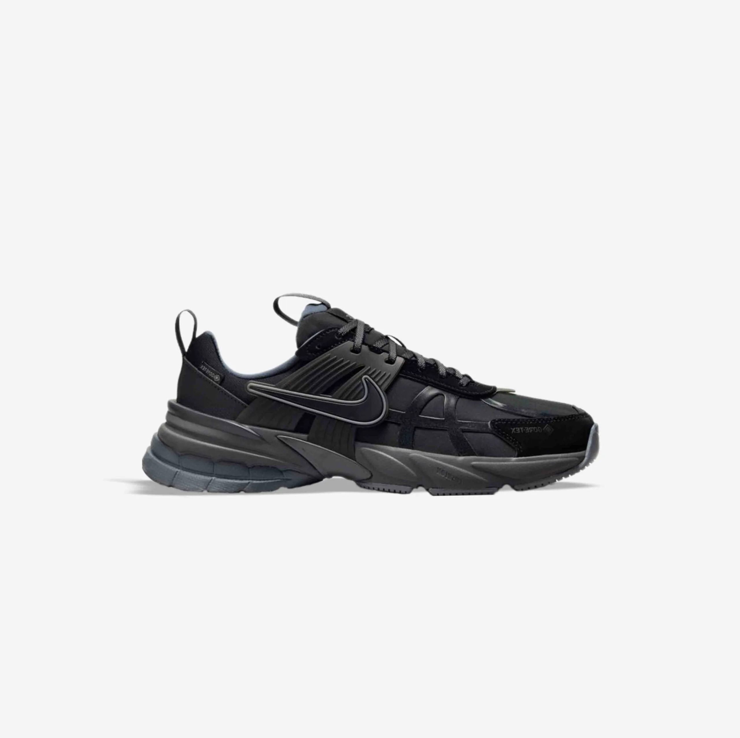 کتونی اورجینال برند Nike مدل V2K Run GORE-TEX رنگ مشکی از نمای بغل