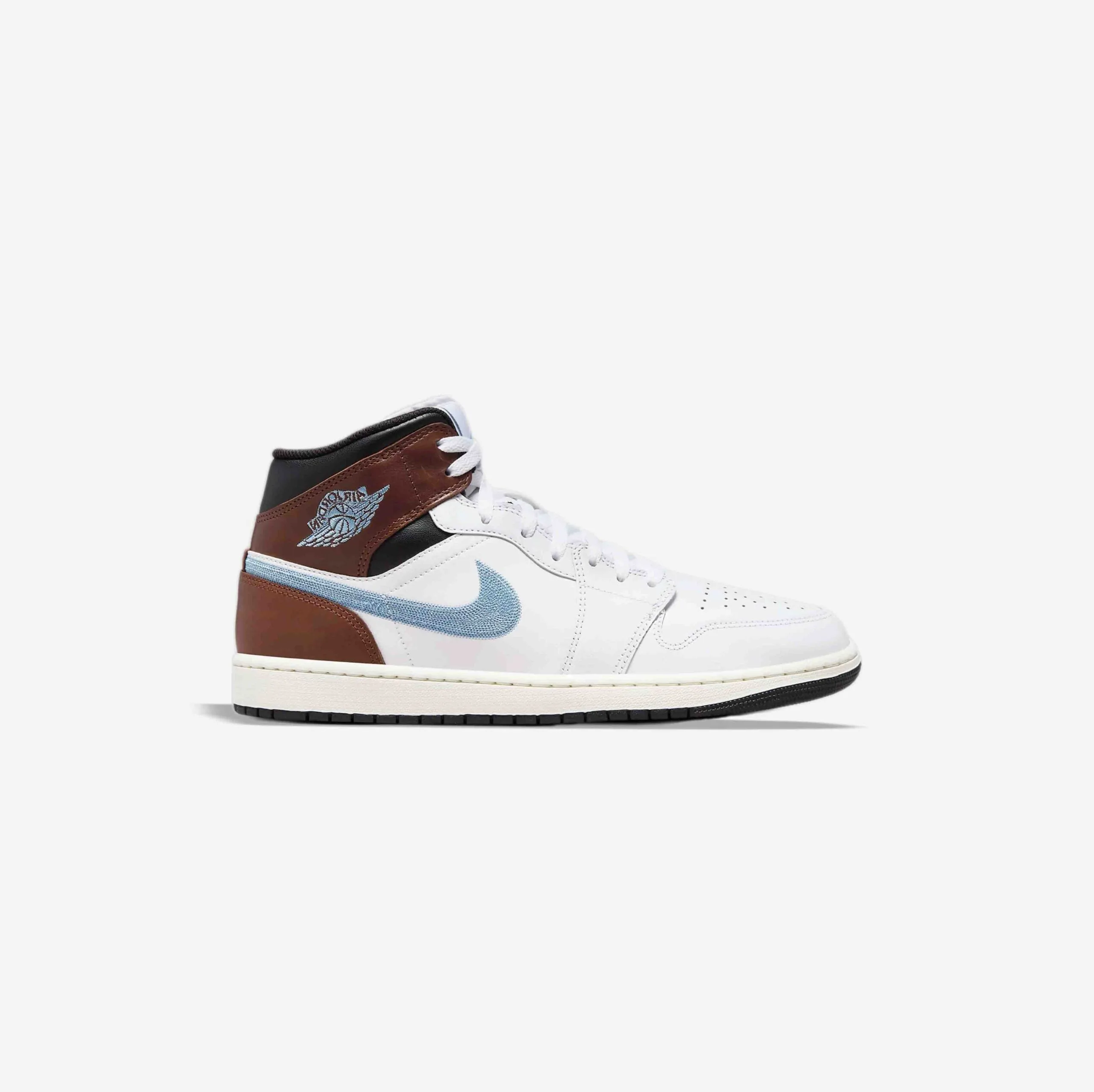 کتونی اورجینال برند Nike مدل Jordan 1 Mid کتونی اورجینال برند رنگ سفید و قهوه ای نمای بغل
