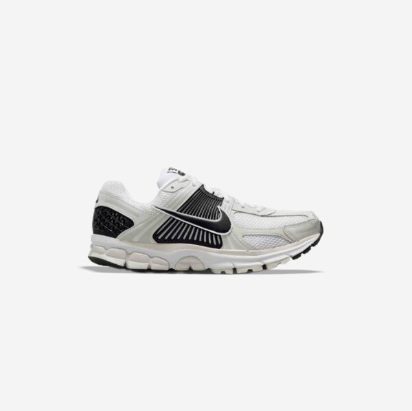 کفش دویدن و روزمره اورجینال برند Nike مدل Vomero 5 رنگ مشکی و سفید از نمای بغل