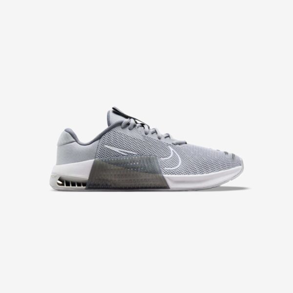 کفش کراسفیت اورجینال برند Nike مدل Metcon 9 با رنگ خاکستری روشن از نمای بغل و بیرون