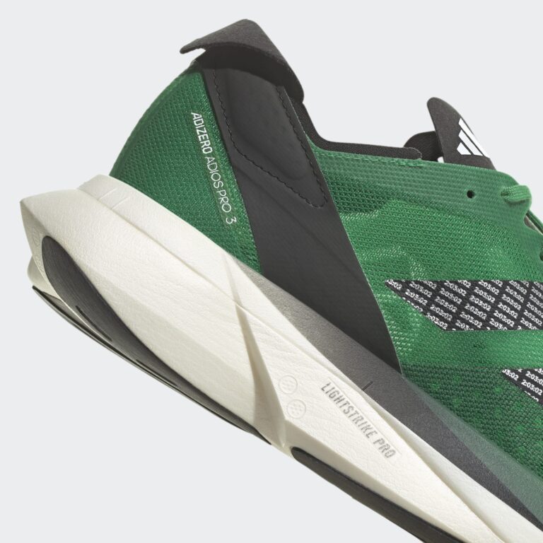 کفش دویدن مسابقه ای برند Adidas مدل Adizero Adios Pro 3 با رنگ سبز از نمای نزدیک و قسمت پشتی