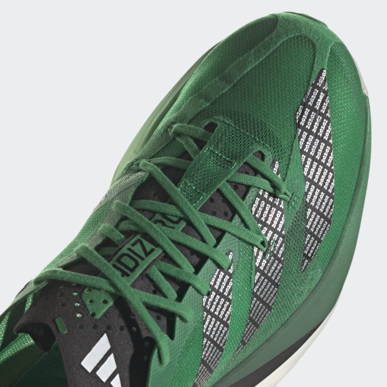 کفش دویدن مسابقه ای برند Adidas مدل Adizero Adios Pro 3 با رنگ سبز از نمای نزدیک قسمت رویه کفش