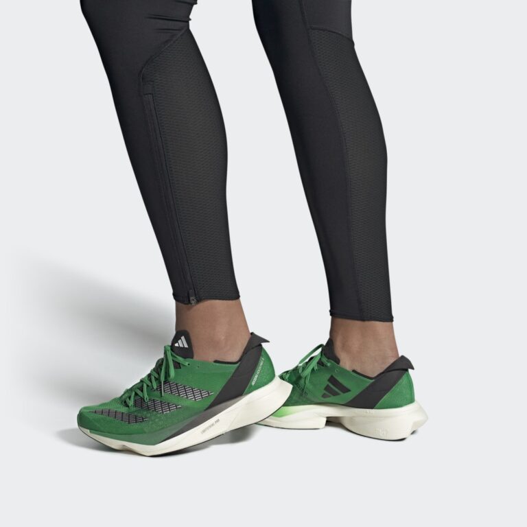 کفش دویدن مسابقه ای برند Adidas مدل Adizero Adios Pro 3 با رنگ سبز از نمای پاخور مدل